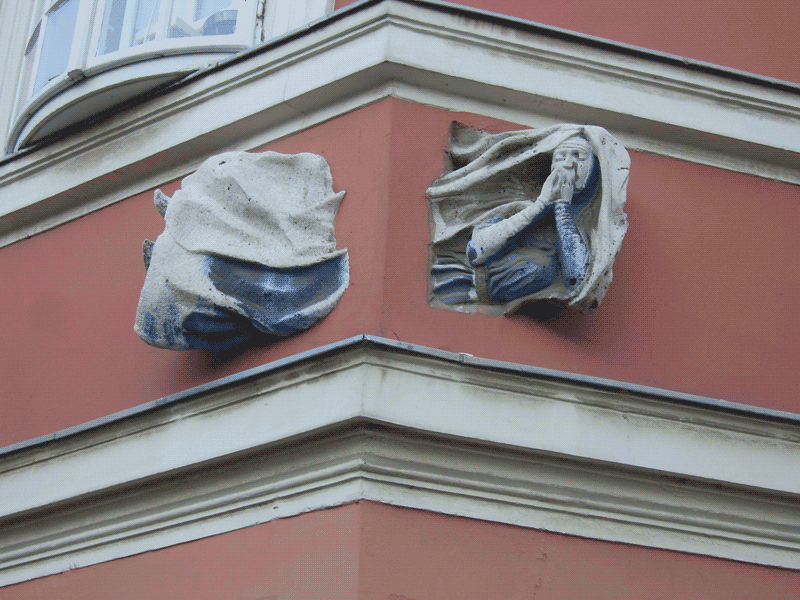 Kvinde gennem v&aelig;g